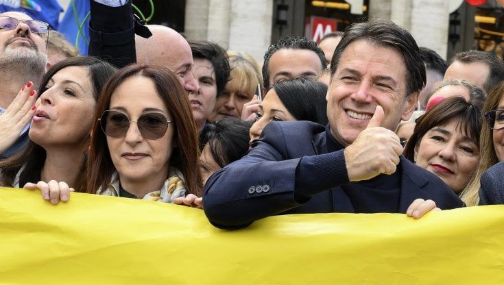 M5S, per gli ex anti-casta Crimi e Taverna un paracadute da 70 mila euro l’anno