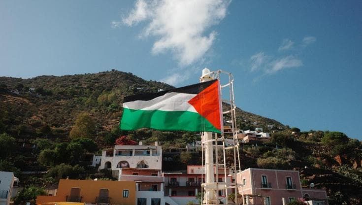 Eolie solidali con la Global Sumud Flotilla, flash mob con le bandiere della Palestina