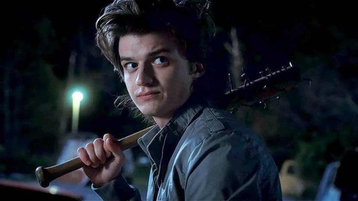 Joe Keery (Steve di “Stranger Things”) ha scalzato Taylor Swift con il suo brano synth pop