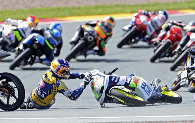Moto3, caduta e rissa in pista tra olandesi