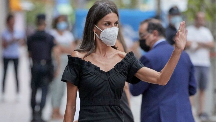 Letizia di Spagna insegna come indossare il tubino nero