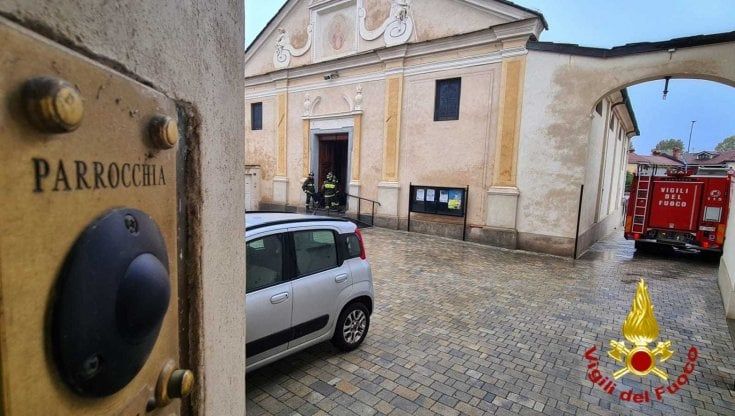Pinerolo, statua della Madonna troppo pesante: crolla il pavimento, ferito un portantino