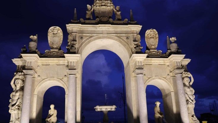 Napoli, la Fontana del Gigante torna a zampillare e a illuminarsi