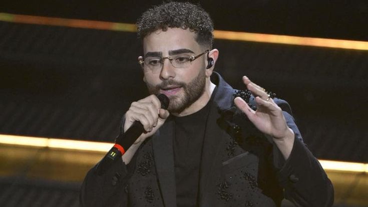 Rocco Hunt "arrabbiato" al dopofestival, sfottò per i napoletani a Roccaraso: “Spiazzato, non mi ha fatto ridere”