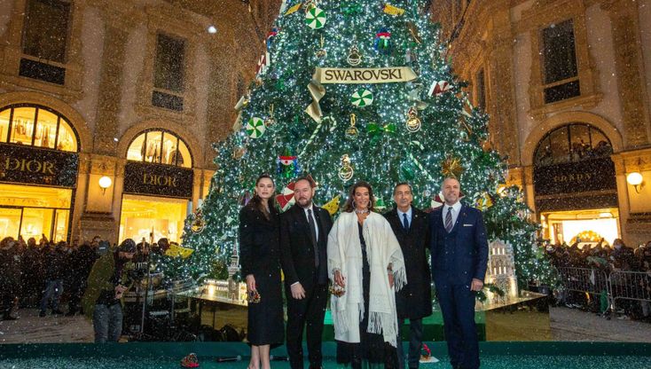 Milano: si accende "Tree of Wonder", l'albero Swarovski di Galleria Vittorio Emanuele II
