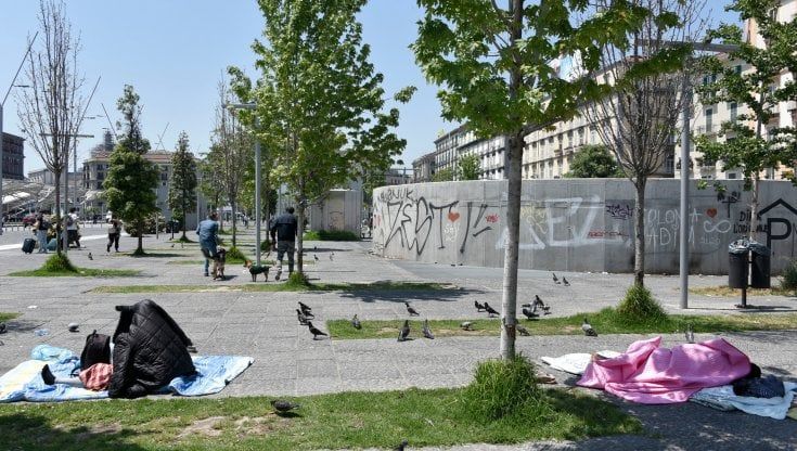 Maledizione Garibaldi, la piazza nel degrado: panni e giacigli ovunque