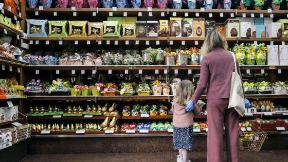 Riapriranno studi professionali, fabbriche, librerie e negozi di vestiti per bambini. Ecco il decreto