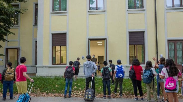 Trotter, Amsa multa la scuola per la raccolta differenziata. Il preside: “Non solo noi nel parco”