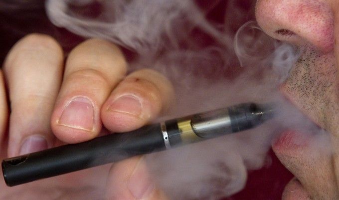 Fumo, Veronesi contro il governo:"Boicotta le sigarette elettroniche"
