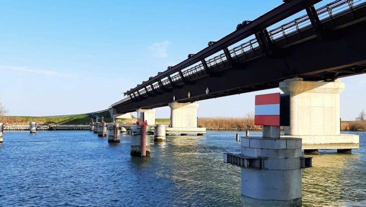 Viaggio alla foce del Po in secca, dove il mare invade il fiume di acqua salata