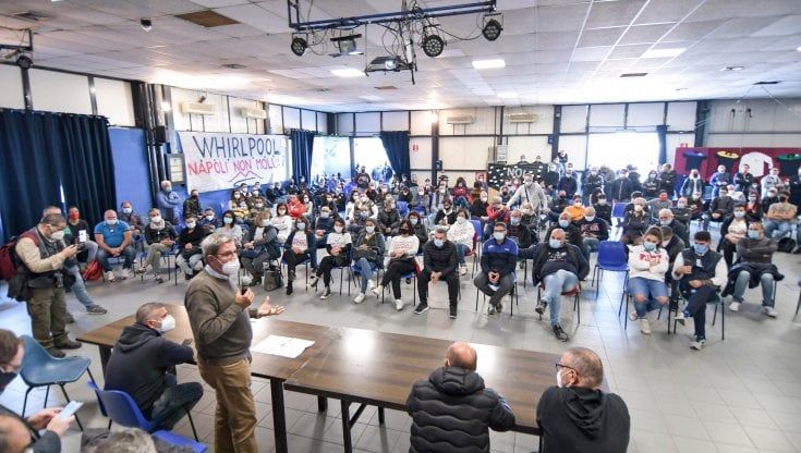Chiude Whirlpool Napoli, notte degli operai in fabbrica e oggi assemblea aperta alla città