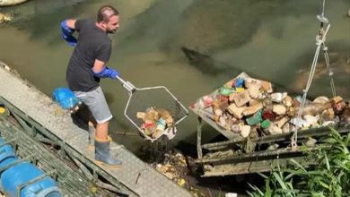 Un'eco-barriera contro la plastica: la battaglia di Diego per ripulire il fiume