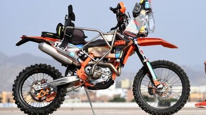 Al via la Dakar: l'auto di serie non c'è più ma il fascino resiste