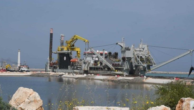 Bari, al porto in azione la mega nave per il dragaggio dei fondali