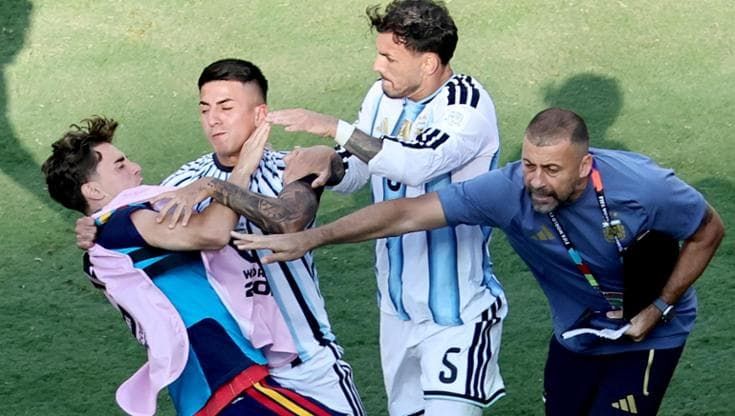 Le follie di Paredes: l’argentino si picchia con Gavi e Garcia al termine della finale Mondiale
