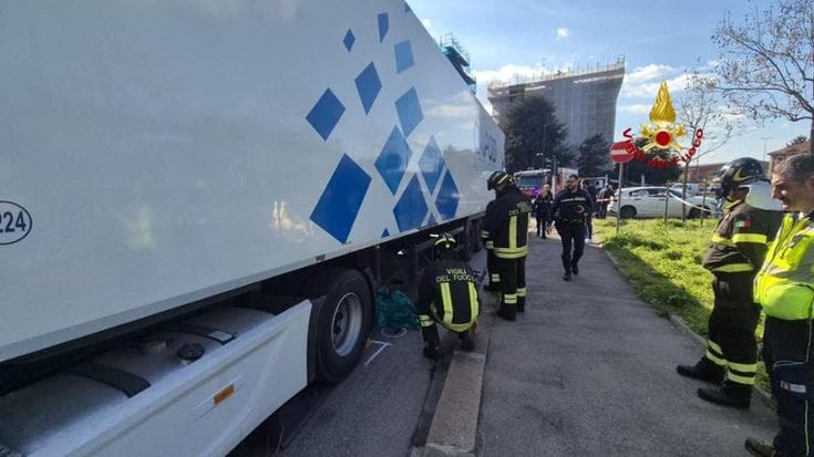 Investito da un tir mentre attraversa: morto un uomo di 81 anni in piazza Ovidio a Milano
