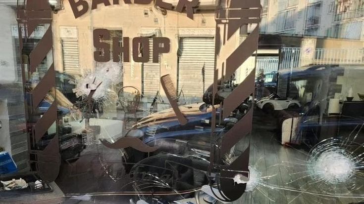 Spari contro la vetrina di un barbiere per l’approccio non gradito alla cugina, arrestato