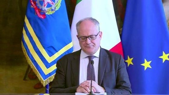 Coronavirus, Gualtieri sui 600 euro: "Il bonus ci sarà anche ad aprile, ma riparametrato in base alle perdite"