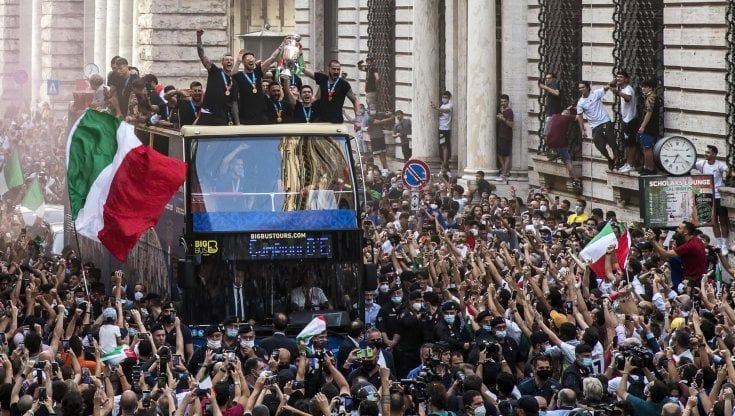 Festa Italia con la Coppa in trionfo tra la folla