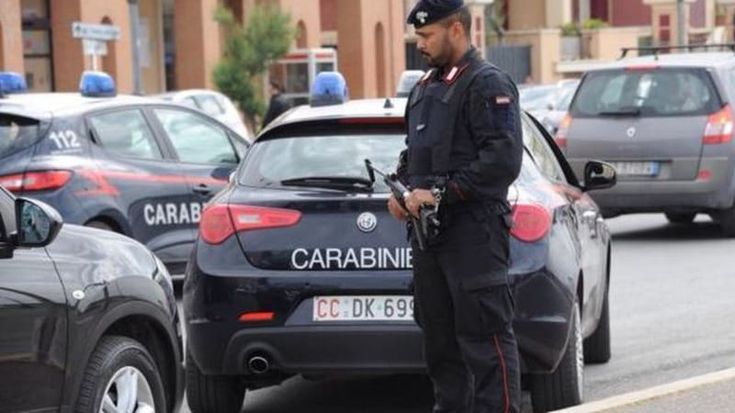 Droga, armi e latitanti sul litorale: otto arresti tra Ostia, Fiumicino e Fregene