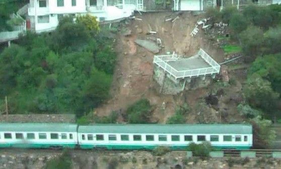 Andora, via alla demolizione<br />della terrazza in bilico sul treno