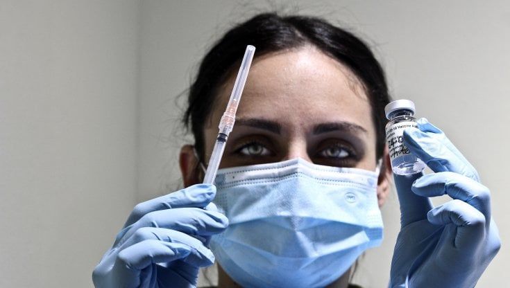 Vaccini, da oggi terza dose per la fascia d'età 40-59 anni. Contagi: curva stabile