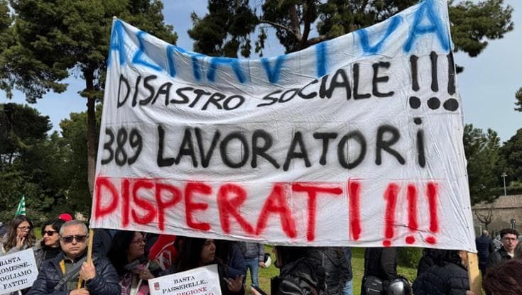 Gli ex lavoratori Almaviva tornano in piazza: nulla di fatto dopo sette mesi di rinvii
