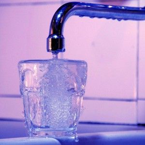 Cresce il costo dell'acqua: in Italia 333 euro a famiglia. Se ne perde nei tubi il 33%