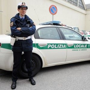Brescia, veterinario getta cane morto nel cassonetto dei rifiuti: multa da 20mila euro
