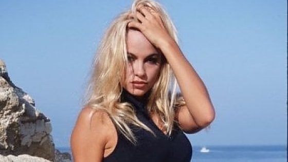 Pamela Anderson attacca Salvini su Twitter: "Nell'Italia di oggi ritorno al fascismo"