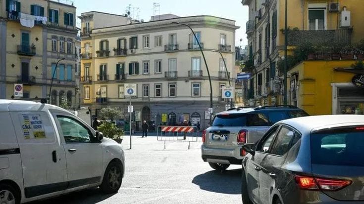 Nuova rotatoria in piazza degli Artisti, il Comune di Napoli corre ai ripari dopo la pedonalizzazione della discordia