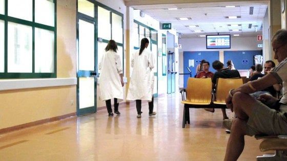 Rimini, vetri nella tazzina del caffè: finisce al pronto soccorso