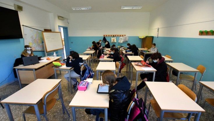 La Asl Bari: "Dopo la riapertura decisa dal Tar il numero dei positivi in ambito scolastico passato da 132 a 243"