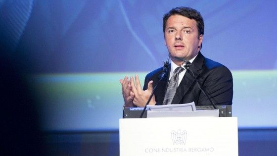 Renzi a Confindustria: "Tagliamo Irap e contributi per nuovi assunti". Fiom contesta