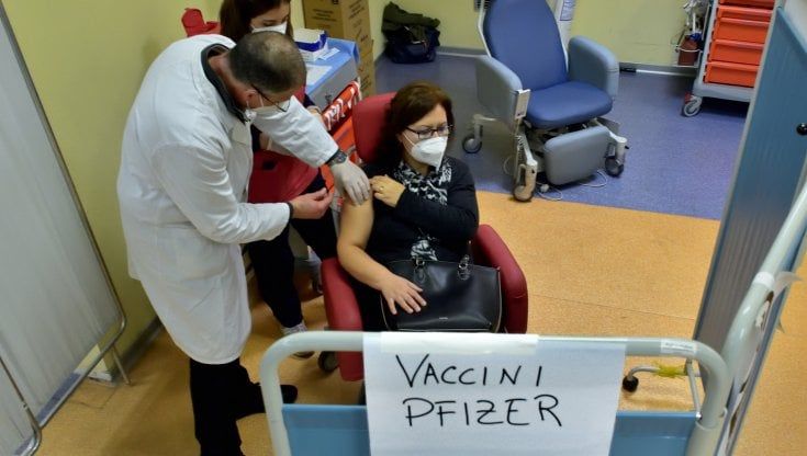Vaccinazioni, a Catania si comincia dai prof delle private. Scoppia la protesta