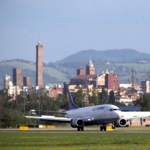 Bologna, arrestato al Marconi per stalking appena sceso dall'aereo