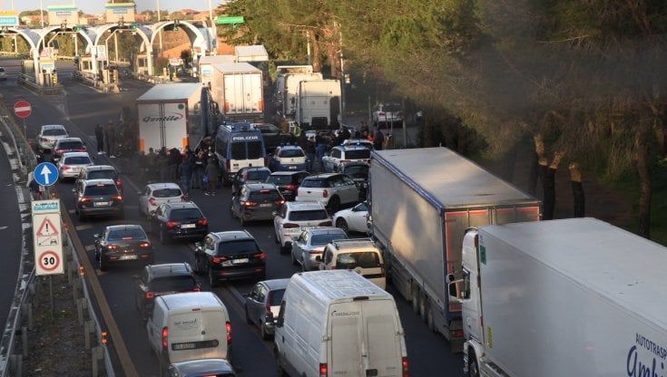 La protesta degli autotrasportatori contro il caro gasolio: un manifestante accoltellato in Puglia 
