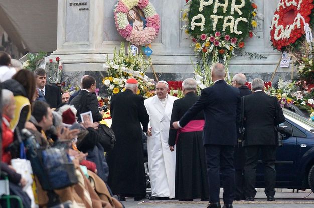 Roma, il papa in piazza di Spagna per l'omaggio alla Immacolata