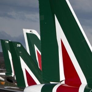 Alitalia, i sindacati: "Azienda sospende trattativa". Calenda: "Lavoriamo fino a ultimo minuto"