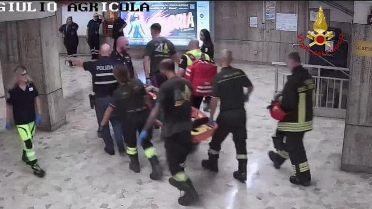 Cade sui binari della metro A alla fermata Giulio Agricola: un 67enne in codice rosso