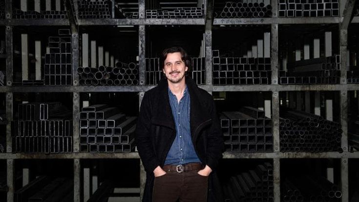 Damiano Michieletto: “Ho fatto teatro perché in paese mi annoiavo. Ma del successo non me ne frega niente. Ora porto in scena Carmen, vittima di femminicidio perché libera”