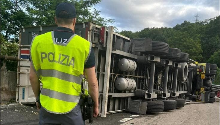 Camion si ribalta sulla A7, morto l’autista. Tratto chiuso tra Busalla e Genova, riaperto stamattina