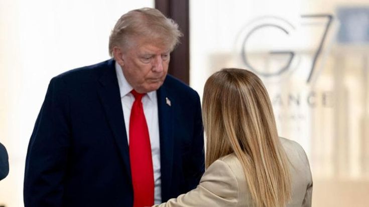 Fazzolari: “Il delirio di Trump rovina rapporti con Ue”. Schlein e Conte: “Inaccettabile”