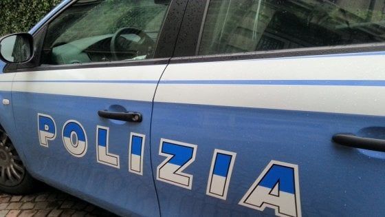Firenze, esce con la figlia di 10 anni e si ubriaca: la bimba chiama la polizia 