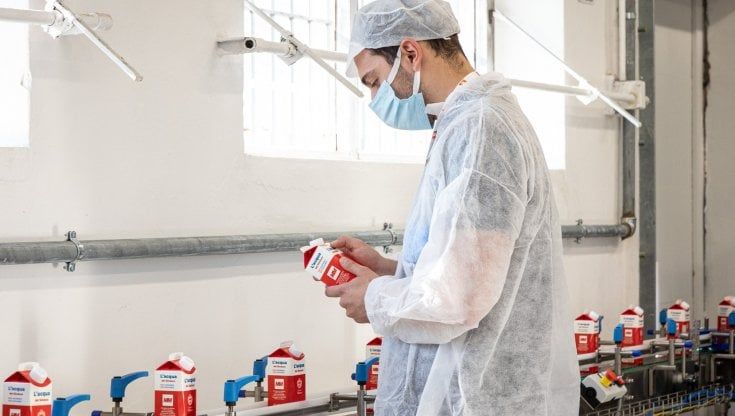 Mm difende l'acqua "del sindaco" in brick: "Operazione contro la plastica"