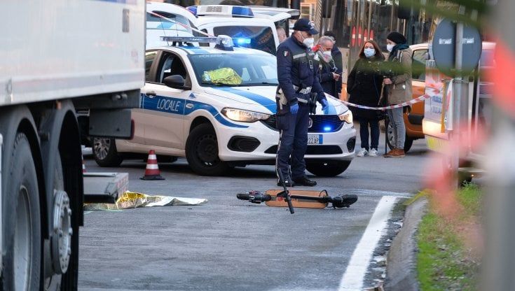 Genova, muore donna in monopattino, investita da un autocarro