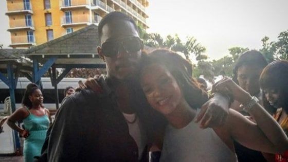 Il cugino di Rihanna ucciso in una sparatoria a Barbados. Lei: "Ieri eravamo abbracciati. Ora basta violenza"
