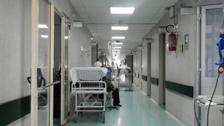 Barelle in reparto e stanze miste donne-uomini: i piani degli ospedali per svuotare i pronto soccorso