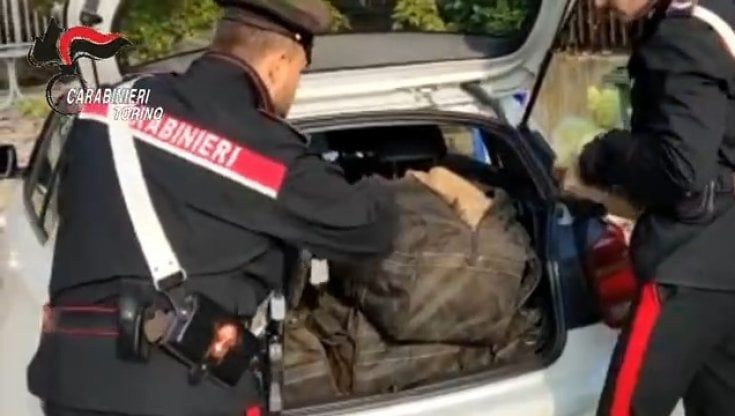 Torino, cinque borsoni con 138 chili di hashish nascosti in macchina: arrestato 34enne