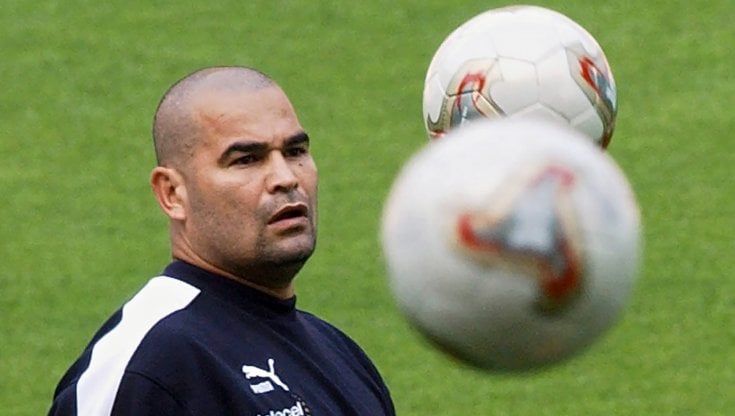 Paraguay, Chilavert diventa attaccante: il portiere goleador si candida alle presidenziali
